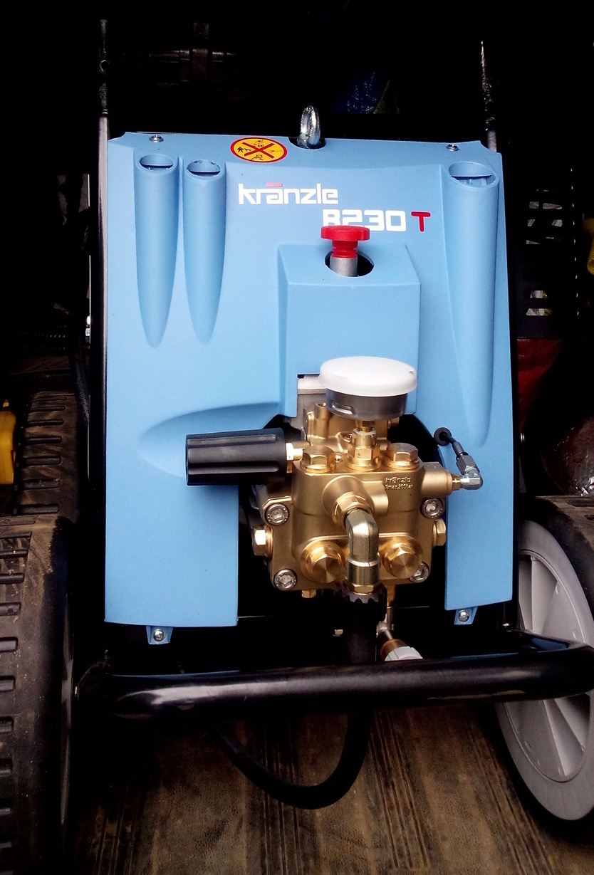 Кranzle 230Т-профессиональная мойка высокого давления. Автономный аппарат для гидродинамической прочистки канализации с бензиновым двигателем HONDA.